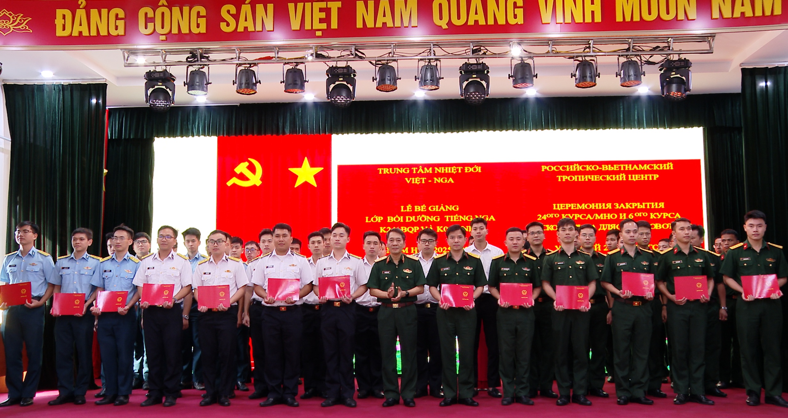 Bế giảng lớp bồi dưỡng tiếng Nga K24/BQP và K06/CNPĐ năm học 2025-2026